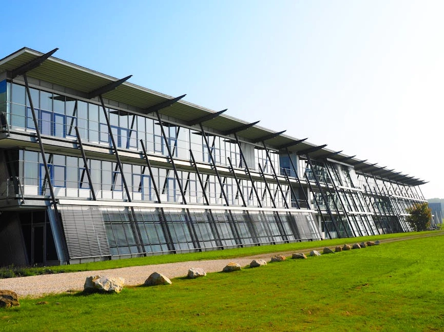 Moderní kancelářská budova společnosti ConflictResolve v Brně.